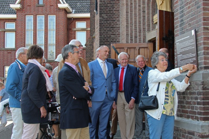 Negentigjarige H. Bartholomeuskerk voorzien van toeristisch ANWB-bord
